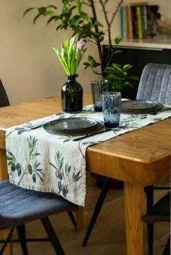 Oldenhof Olives Tafelloper 46 X 136 Cm Linnen -Keuken Benodigdheden Winkel linoroom tablerunner olives4 scaled 1
