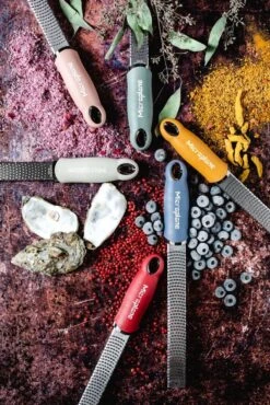 Microplane Premium Series Zesteur / Rasp 33 Cm Rvs Dusty Rose -Keuken Benodigdheden Winkel microplane premium classic zester colors food arrangement 3 2