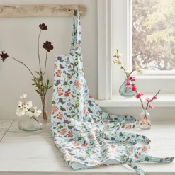 Ulster Weavers Spring Floral Schort Katoen Blauw -Keuken Benodigdheden Winkel rhs spring floral apron cameo klein